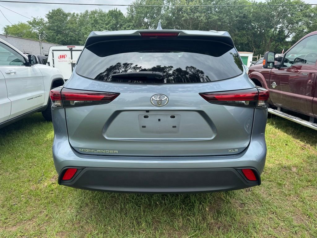 Used 2024 Toyota Highlander XLE FWD image 3