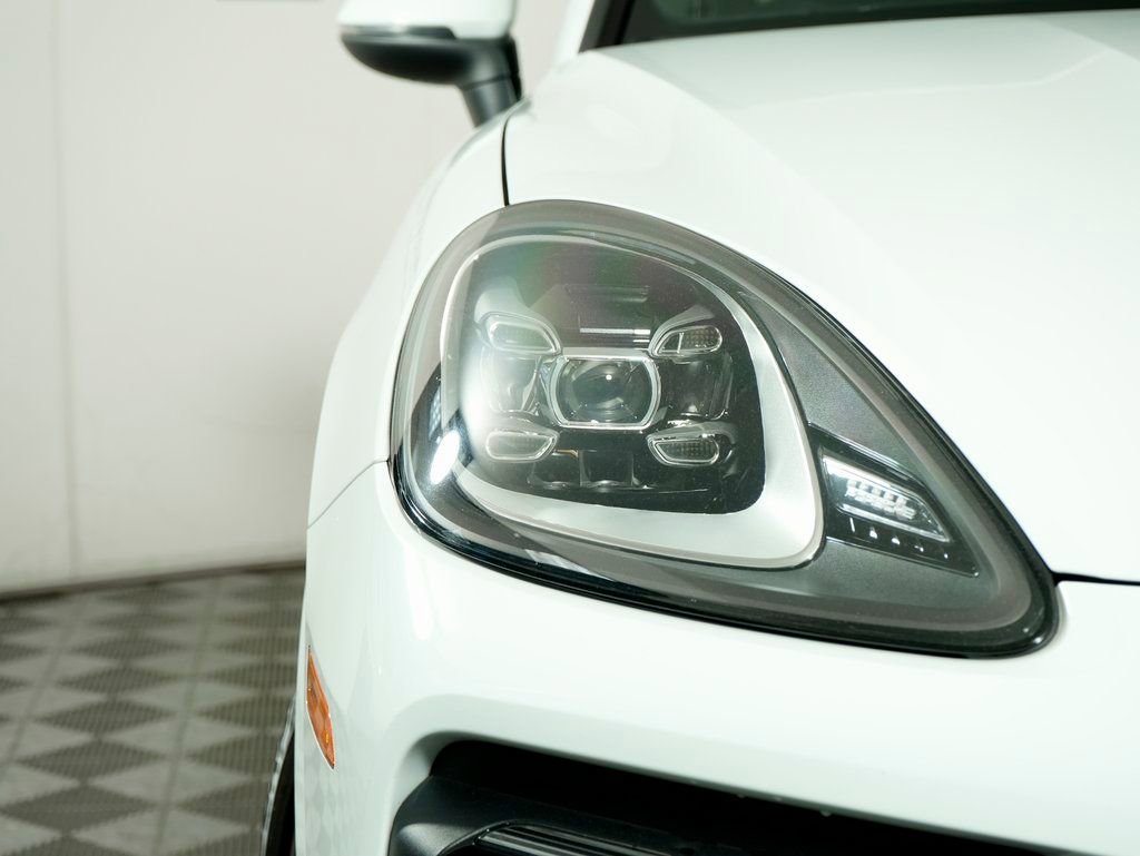Certified 2022 Porsche Cayenne Platinum Edition image 11