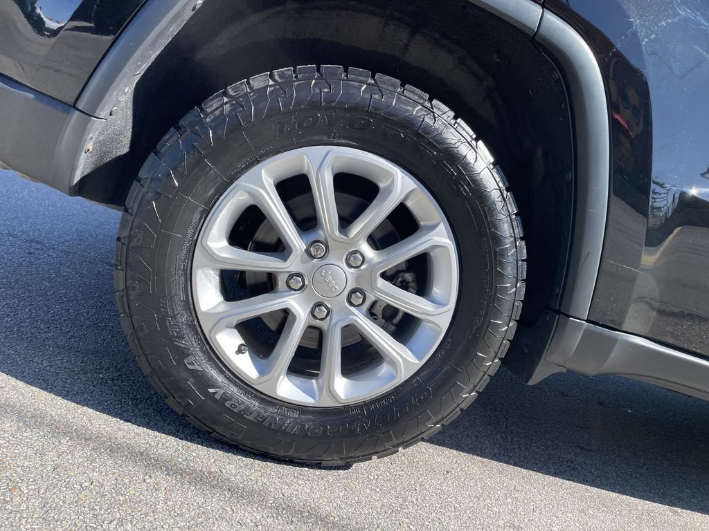 Certified 2021 Jeep Grand Cherokee Laredo AWD/4WD image 12