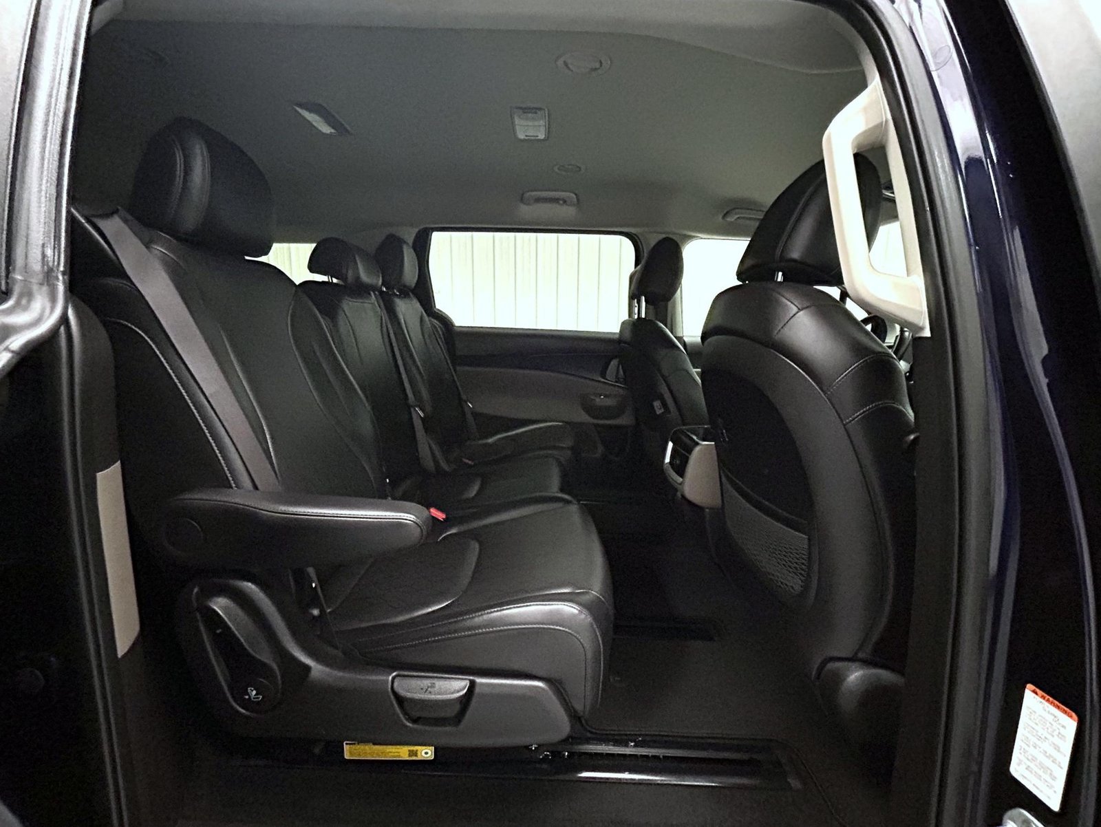 Used 2025 Kia Carnival FWD image 17