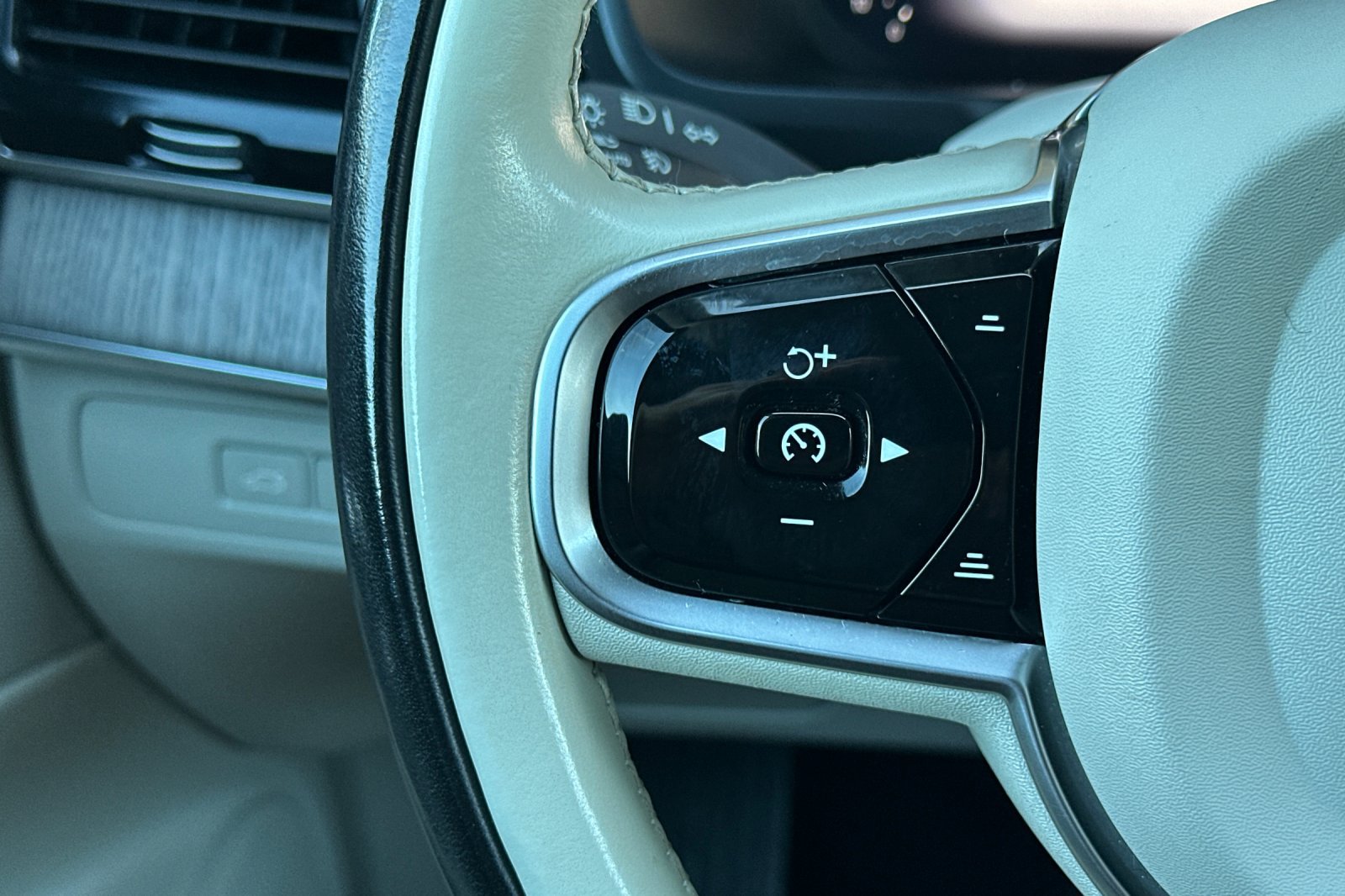 Certified 2023 Volvo XC90 T8 Plus w/ Protection Package AWD/4WD image 29