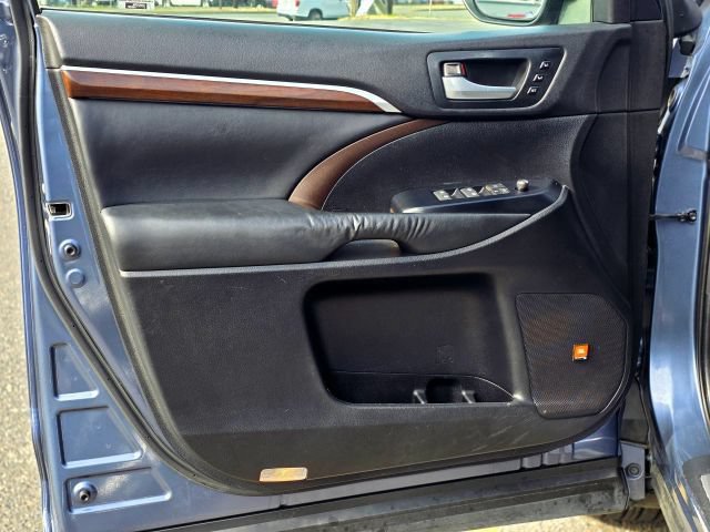 Used 2015 Toyota Highlander Limited AWD/4WD image 32