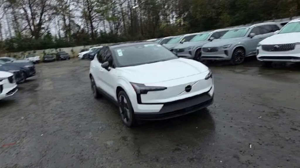 New 2025 Volvo EX30 Plus w/ Protection Package Premier image 2