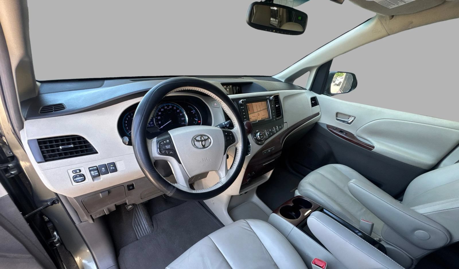 Used 2011 Toyota Sienna XLE w/ XLE Navigation Pkg FWD image 16