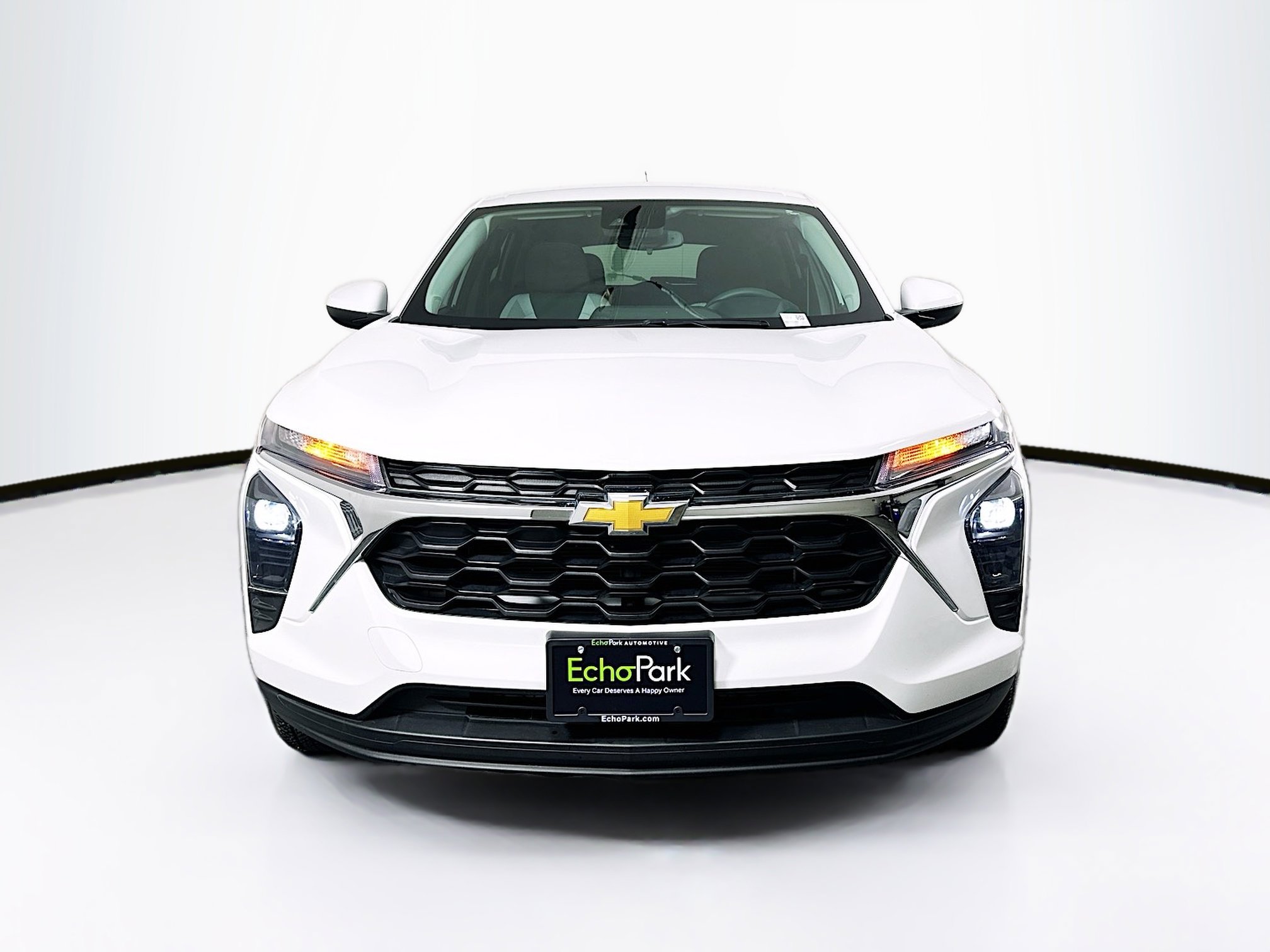 Used 2025 Chevrolet Trax LS w/ LS Convenience Package image 2