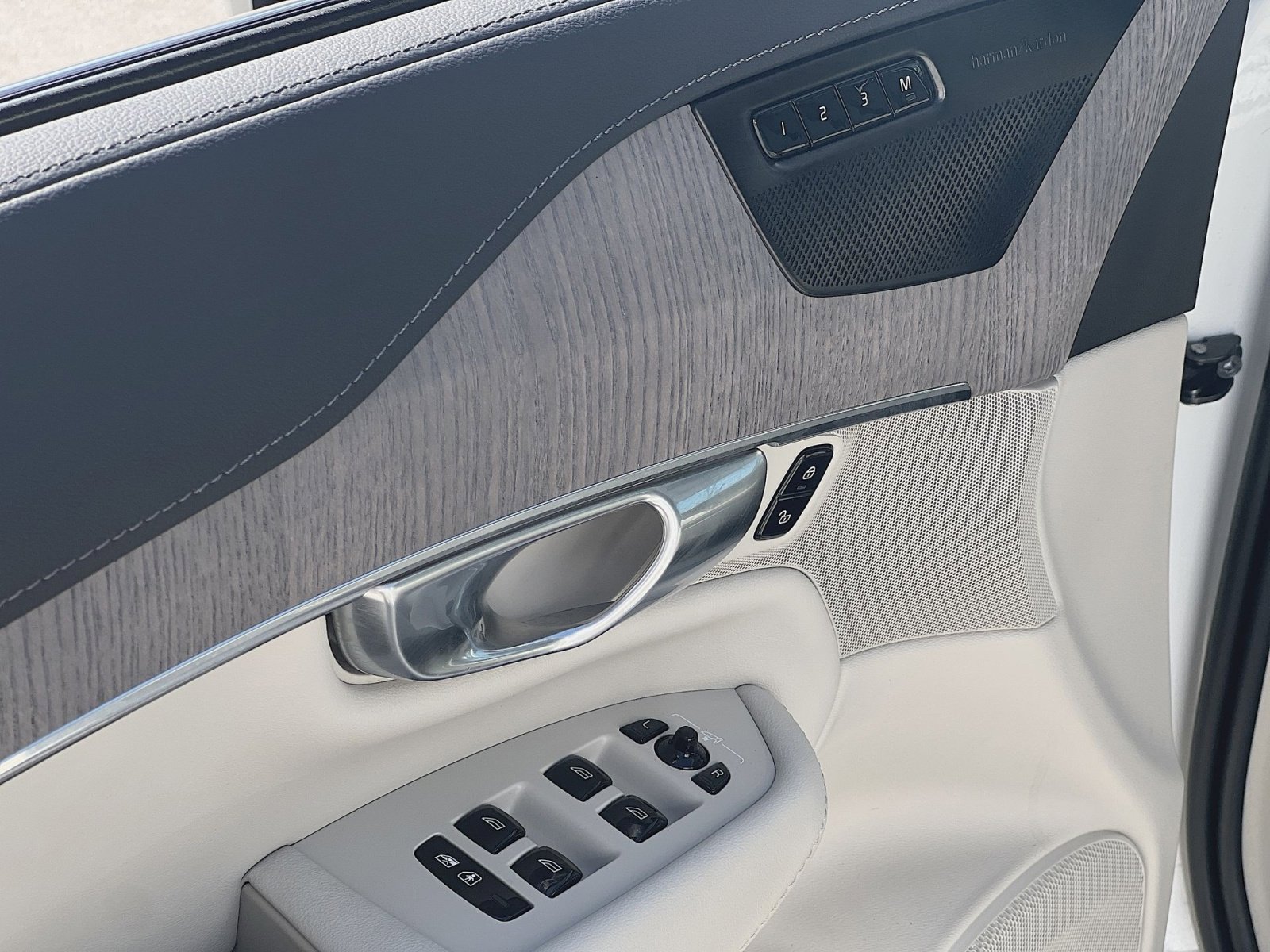 Used 2023 Volvo XC90 B6 Ultimate w/ Protection Package Premier image 15