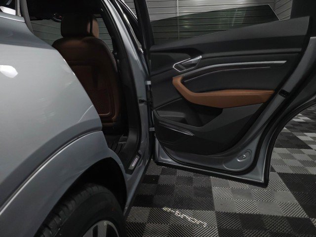 Used 2022 Audi e-tron Premium Plus image 38