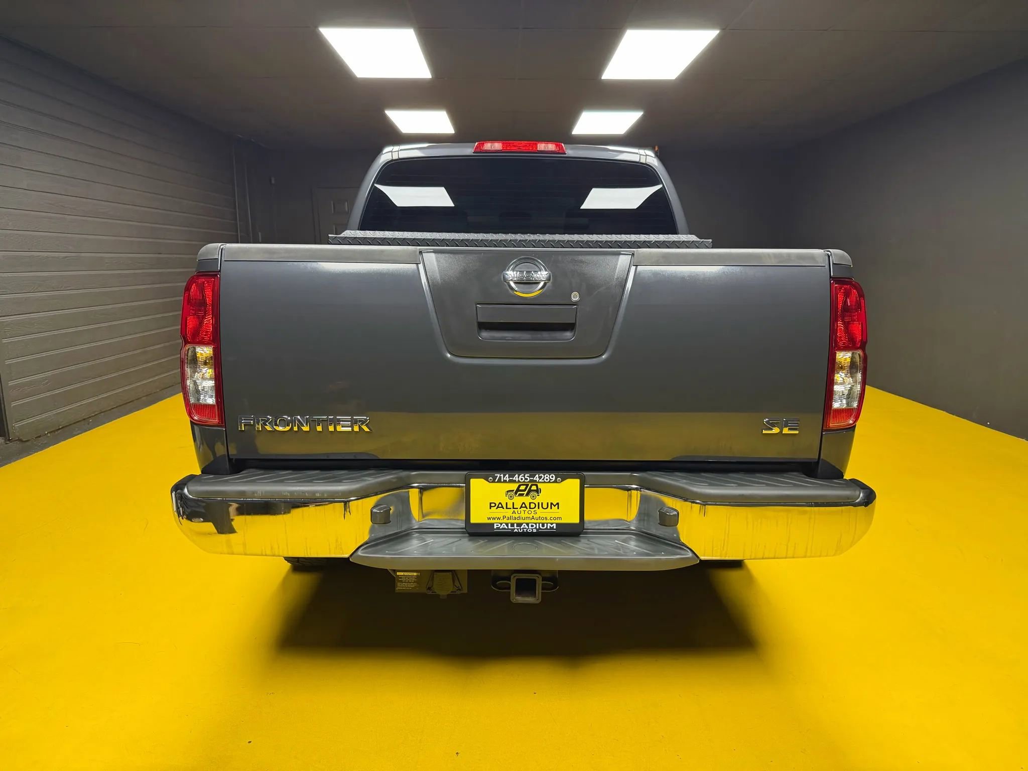 Used 2010 Nissan Frontier SE image 5