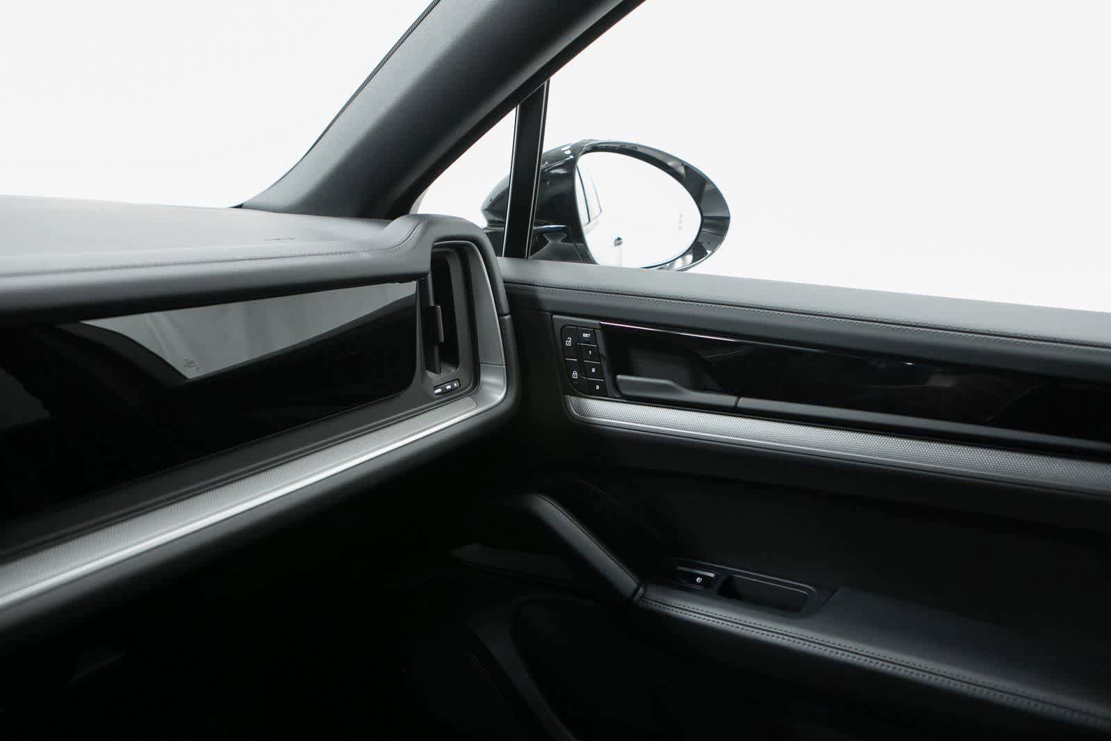 Certified 2025 Porsche Cayenne S AWD/4WD image 25