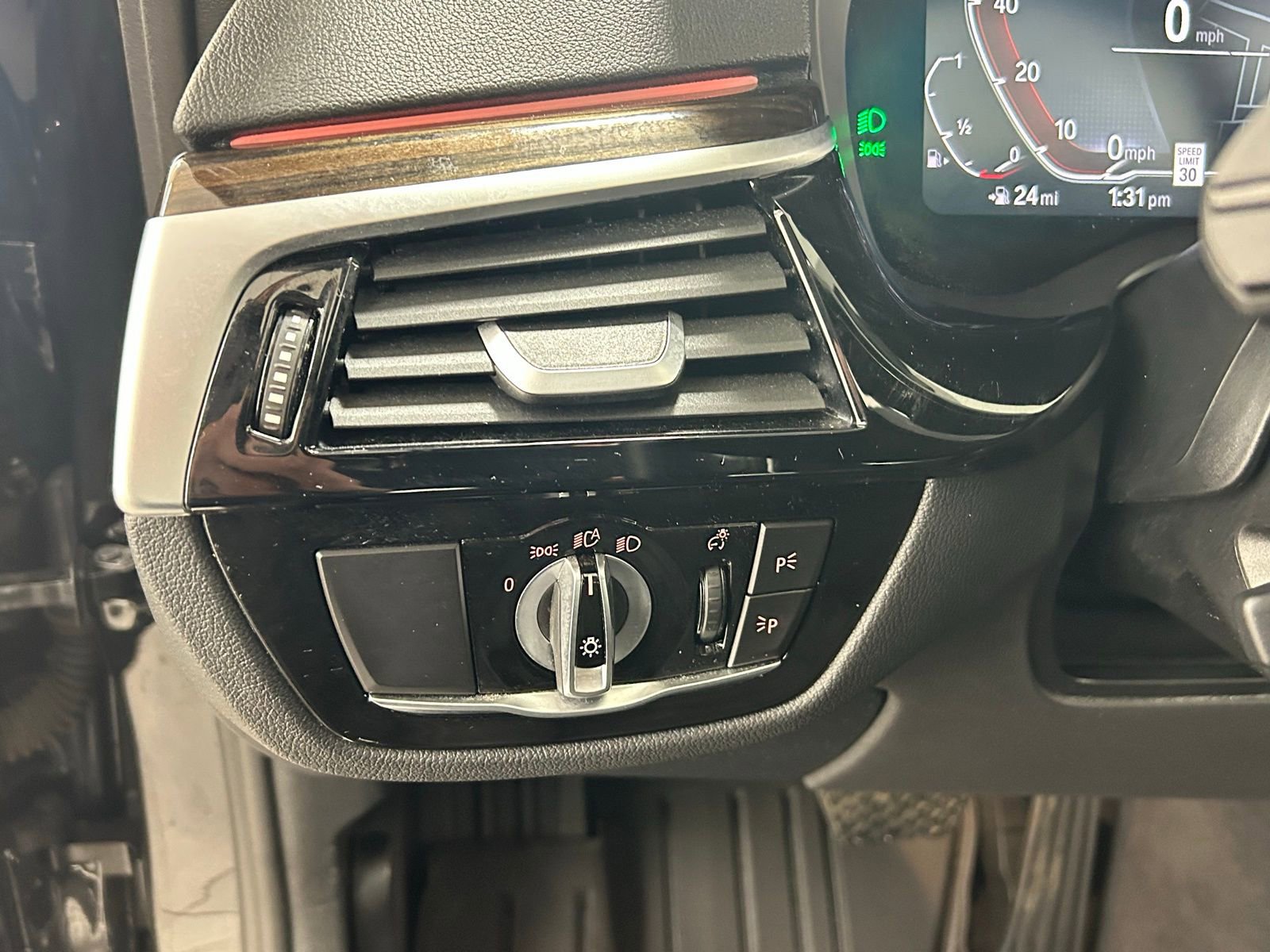 Used 2023 BMW 530i xDrive w/ Premium Package image 27