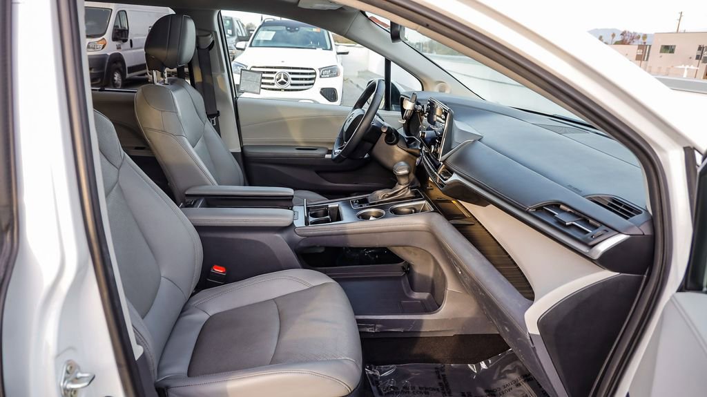 Used 2023 Toyota Sienna Limited image 20