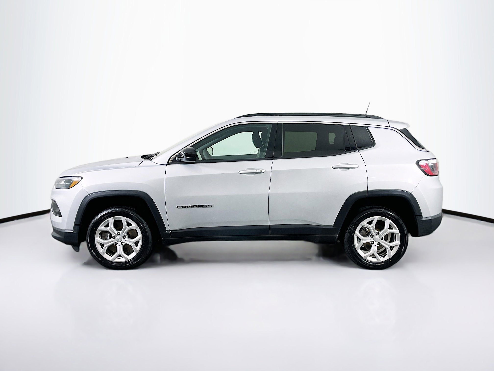 Used 2024 Jeep Compass Latitude image 4