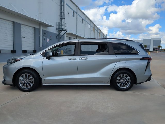 Used 2024 Toyota Sienna XLE FWD image 9