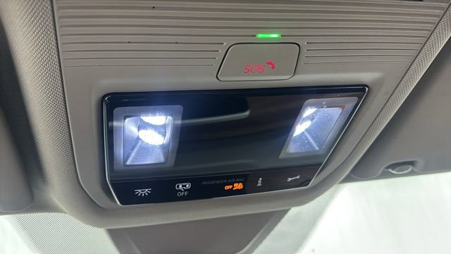 Used 2025 Volkswagen Atlas SE image 31