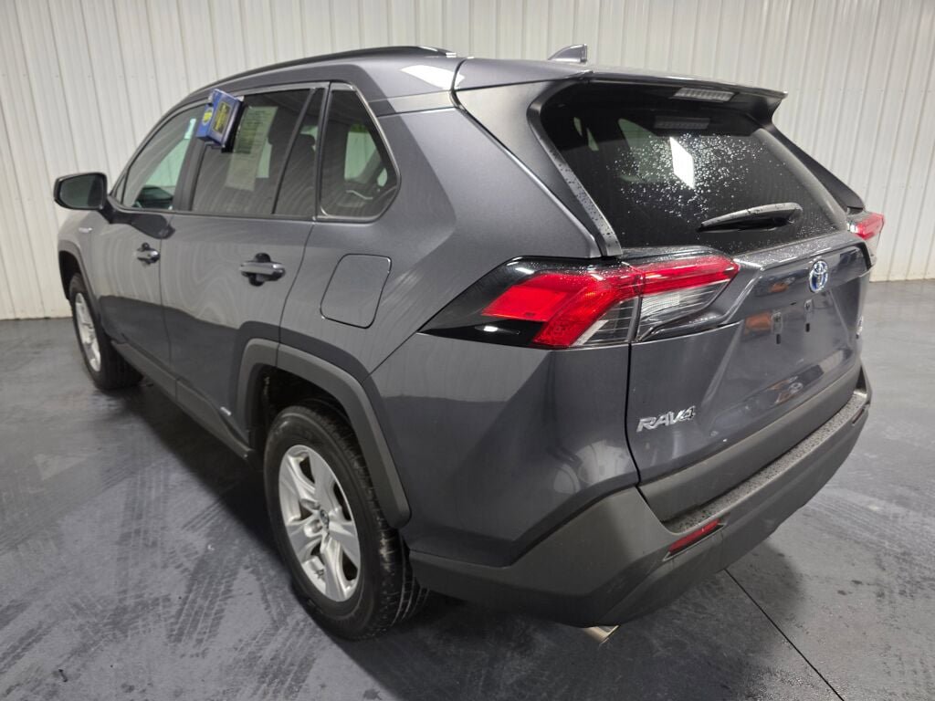 Used 2021 Toyota RAV4 LE AWD/4WD image 3