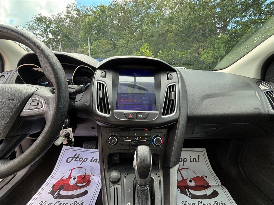 Used 2018 Ford Focus SE w/ SE Appearance Package FWD image 11