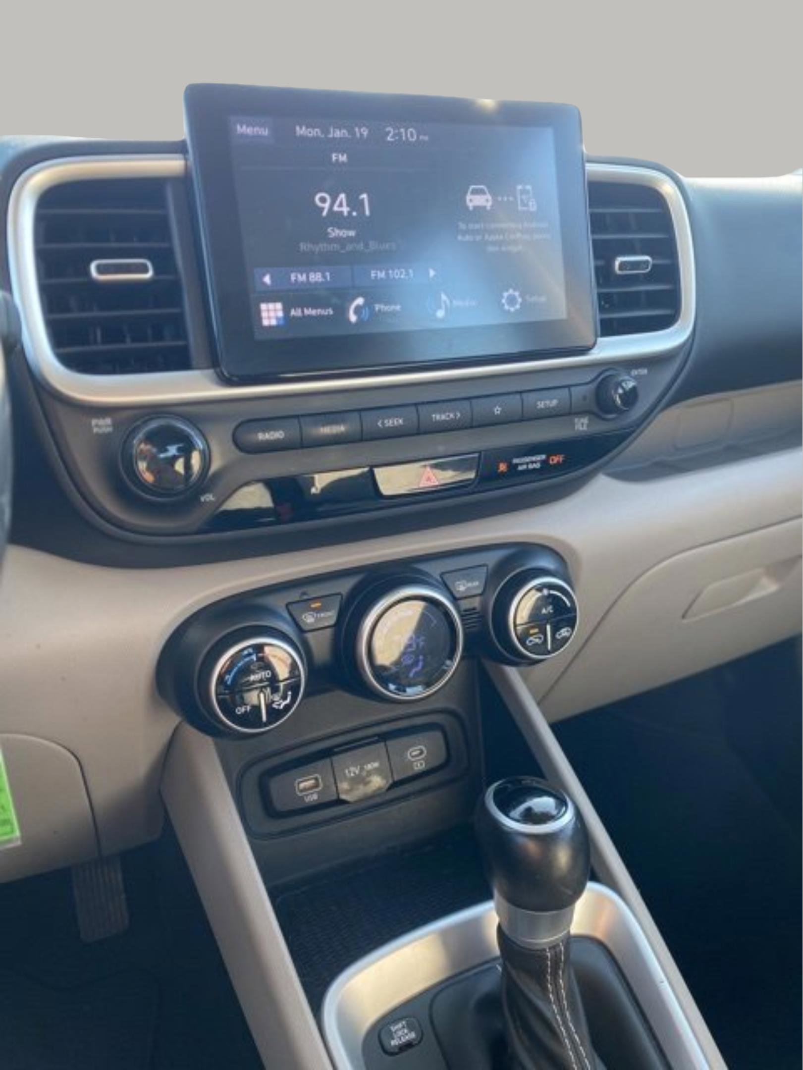 Used 2023 Hyundai Venue SEL image 19