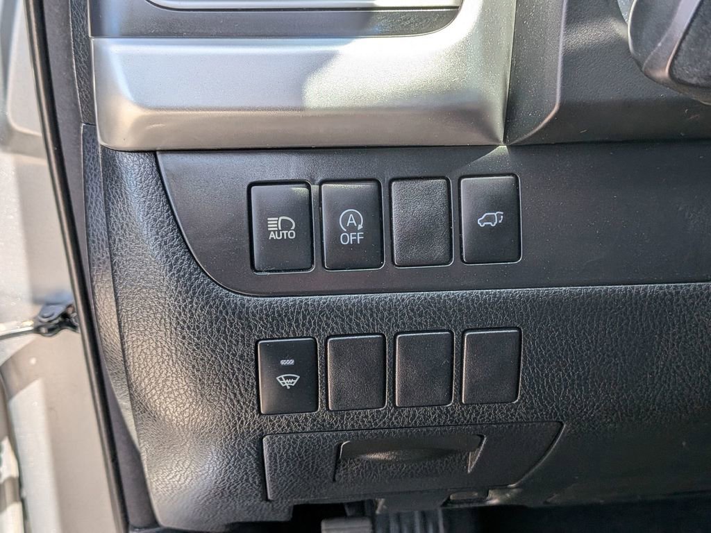 Used 2018 Toyota Highlander SE image 17