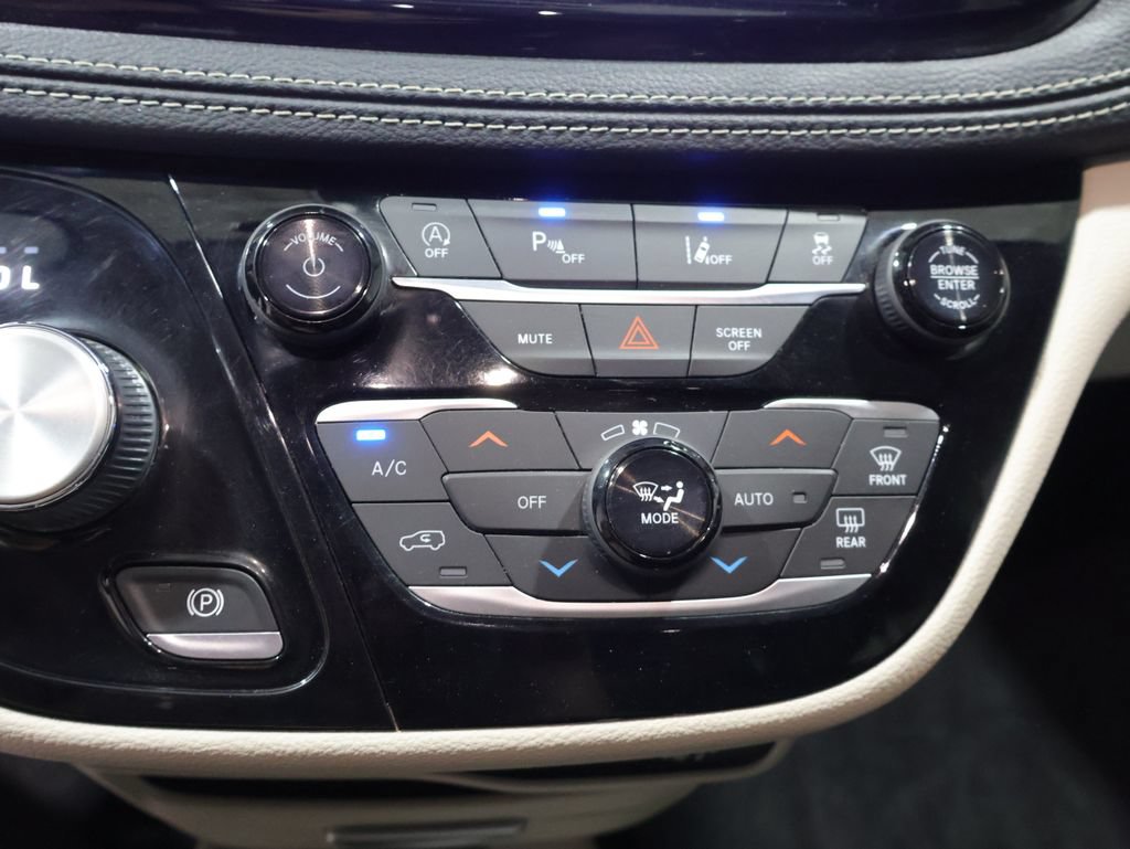 Used 2022 Chrysler Pacifica Touring-L AWD/4WD image 25