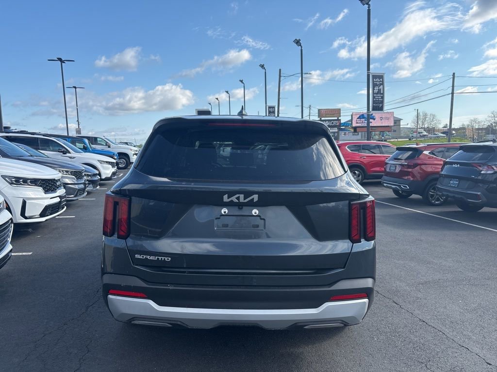 Used 2024 Kia Sorento LX image 4