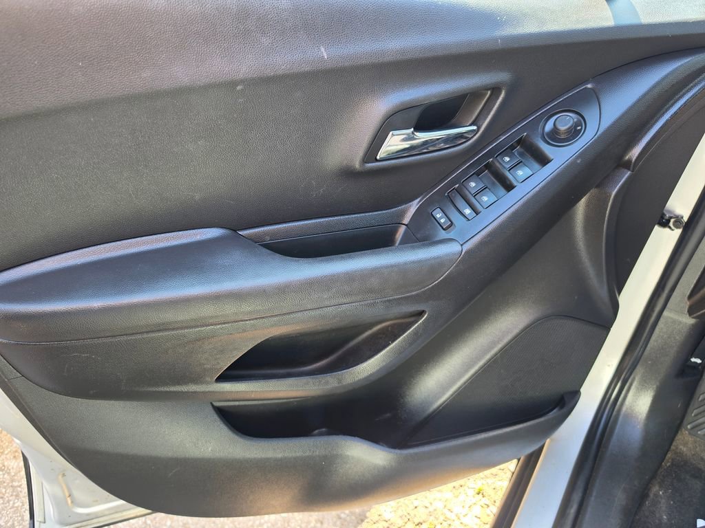 Used 2019 Chevrolet Trax LT w/ LT Convenience Package FWD image 5