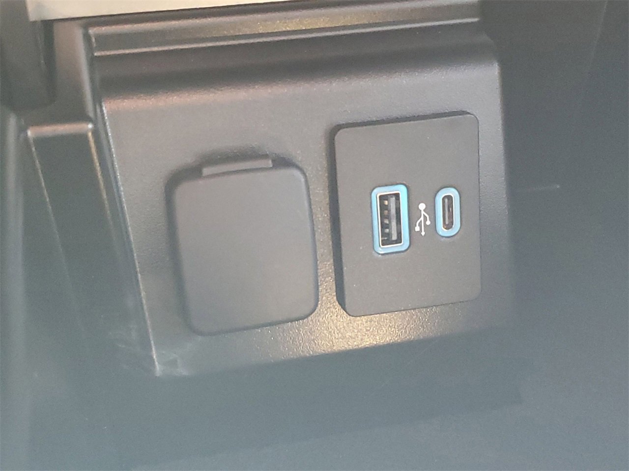 Used 2023 Ford Explorer ST-Line w/ Class IV Trailer Tow Package image 27