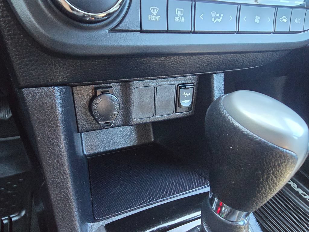 Used 2015 Toyota Corolla LE FWD image 23