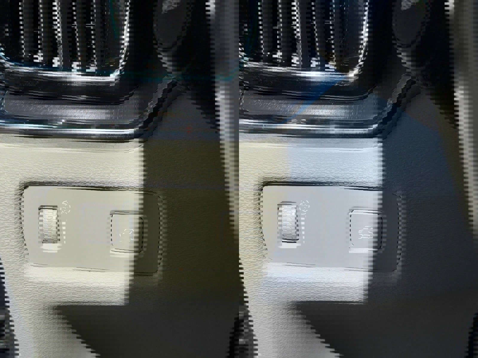 Used 2020 Volvo S60 T6 Momentum image 28