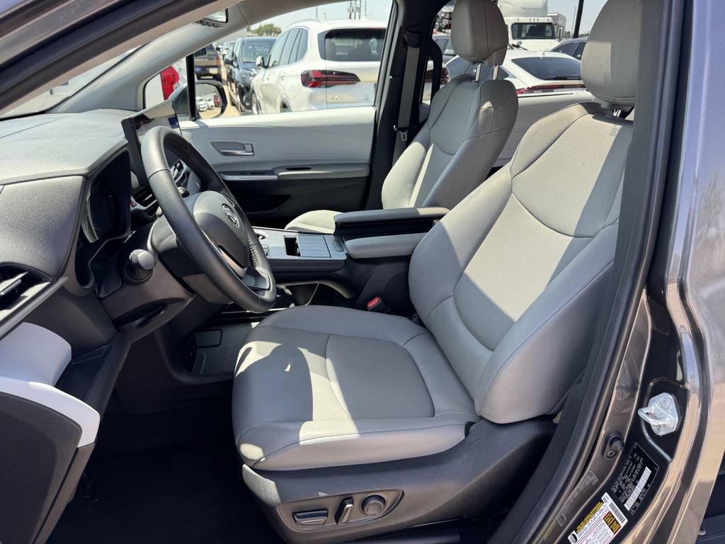 Used 2025 Toyota Sienna XLE FWD image 23