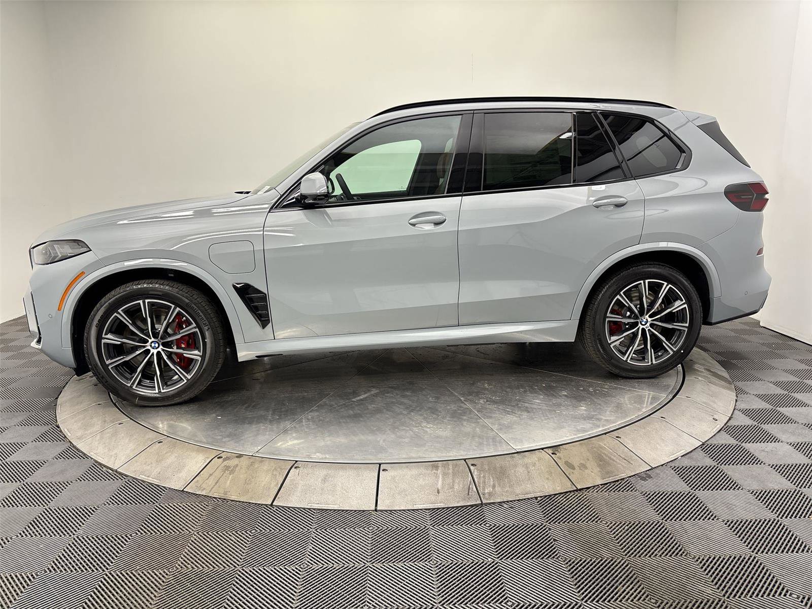 New 2026 BMW X5 xDrive50e w/ M Sport Package AWD/4WD image 16