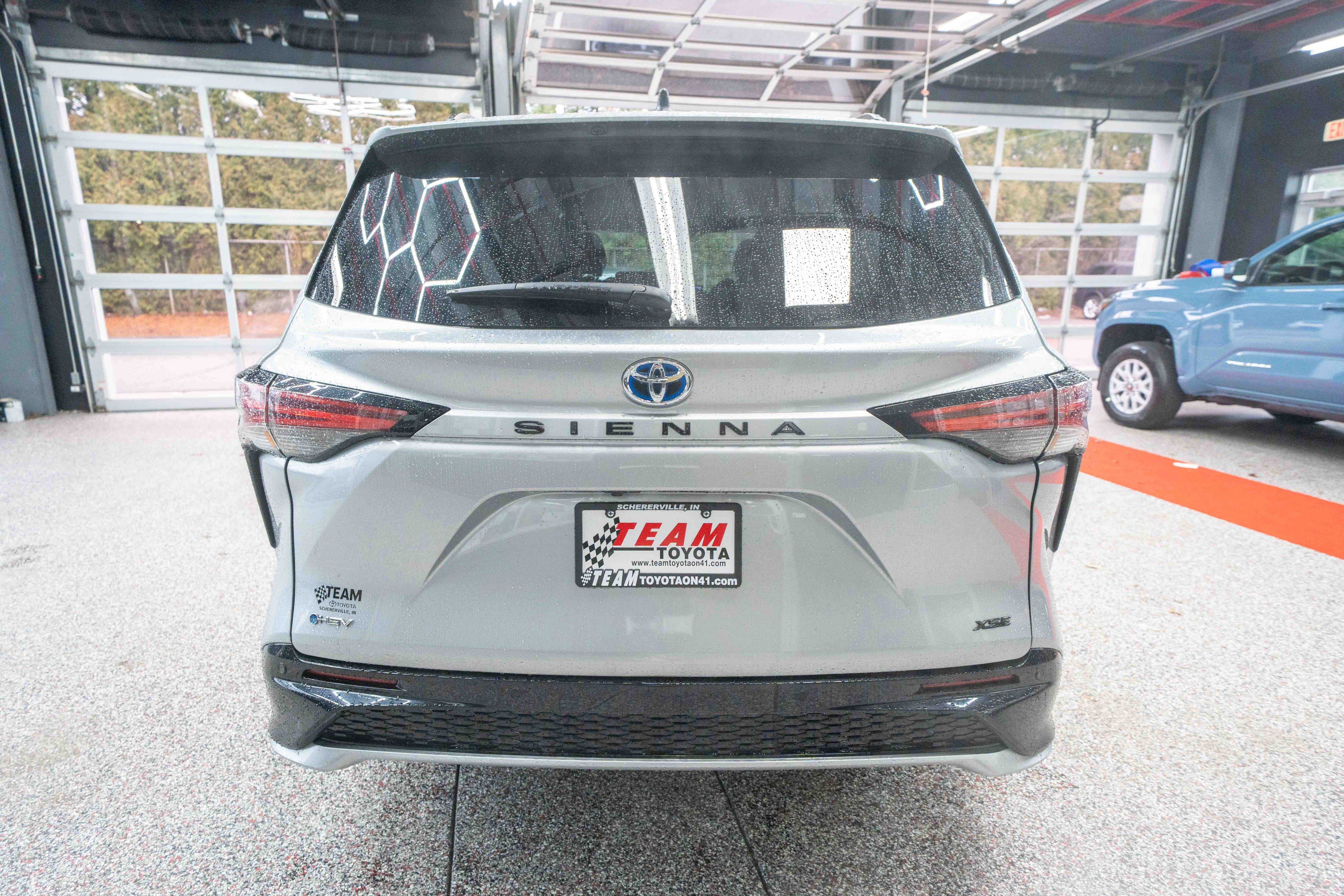 Used 2025 Toyota Sienna XSE image 3