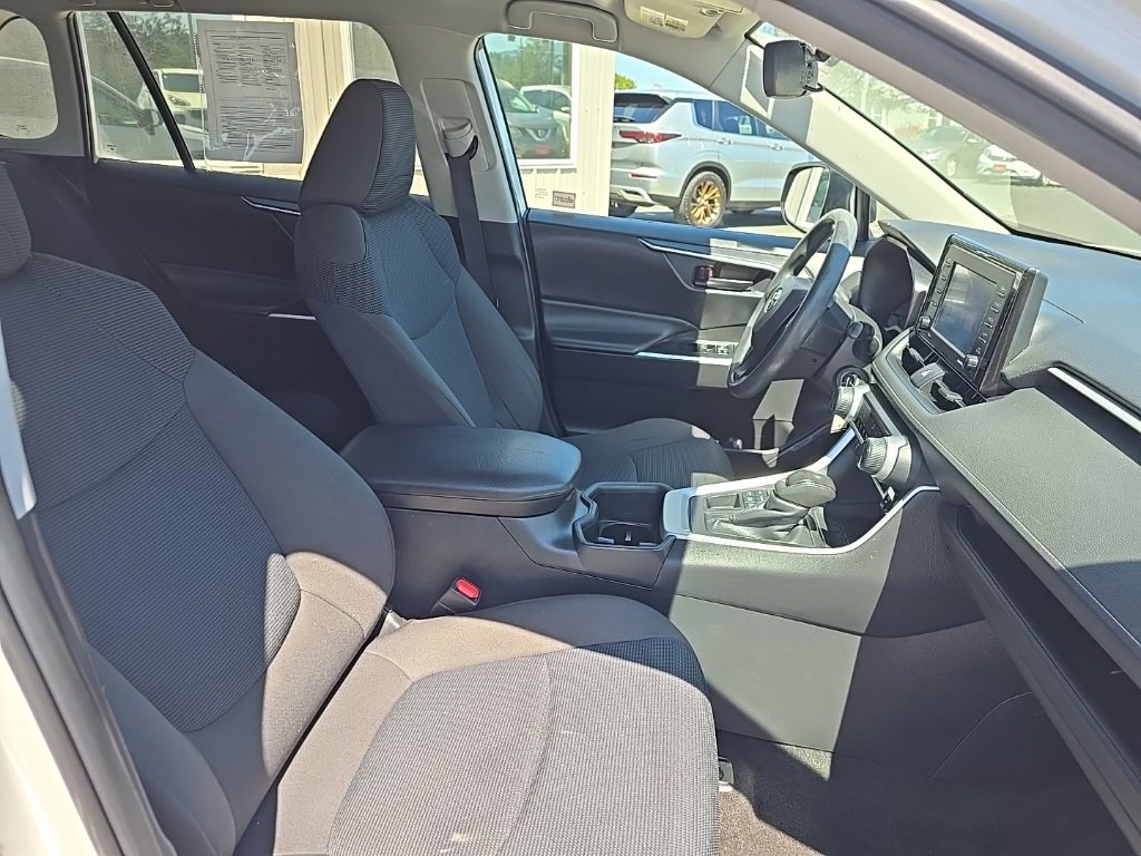 Used 2022 Toyota RAV4 LE image 10