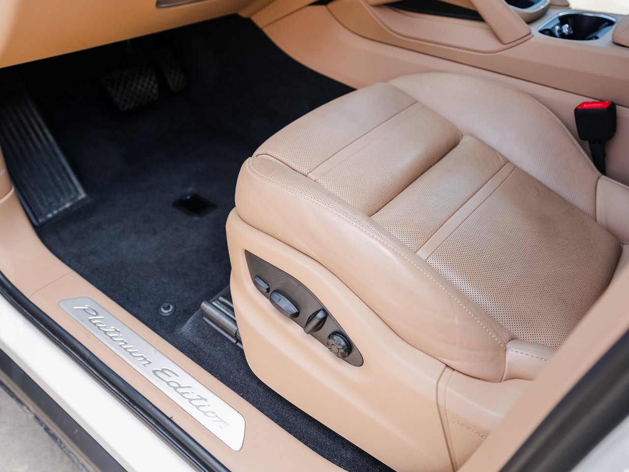 Certified 2023 Porsche Cayenne Platinum Edition image 14