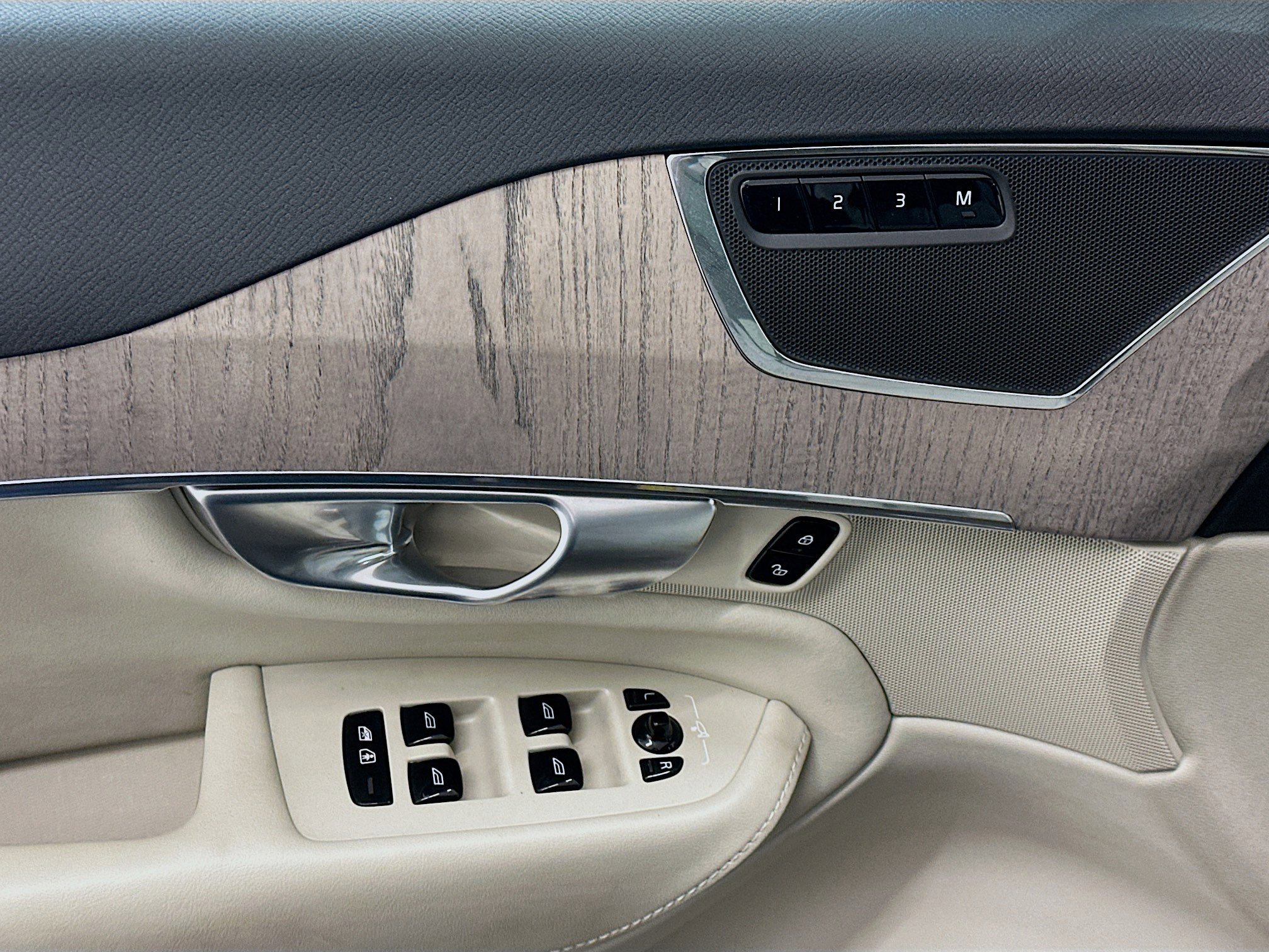 Used 2024 Volvo XC90 B6 Plus w/ Protection Package Premier image 15