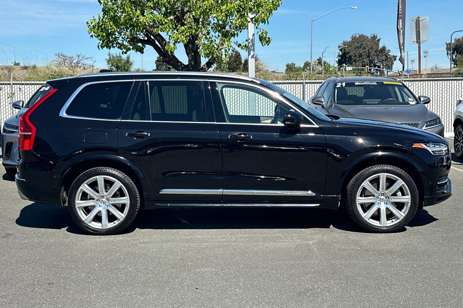 Used 2017 Volvo XC90 T8 Inscription w/ Vision Package image 3