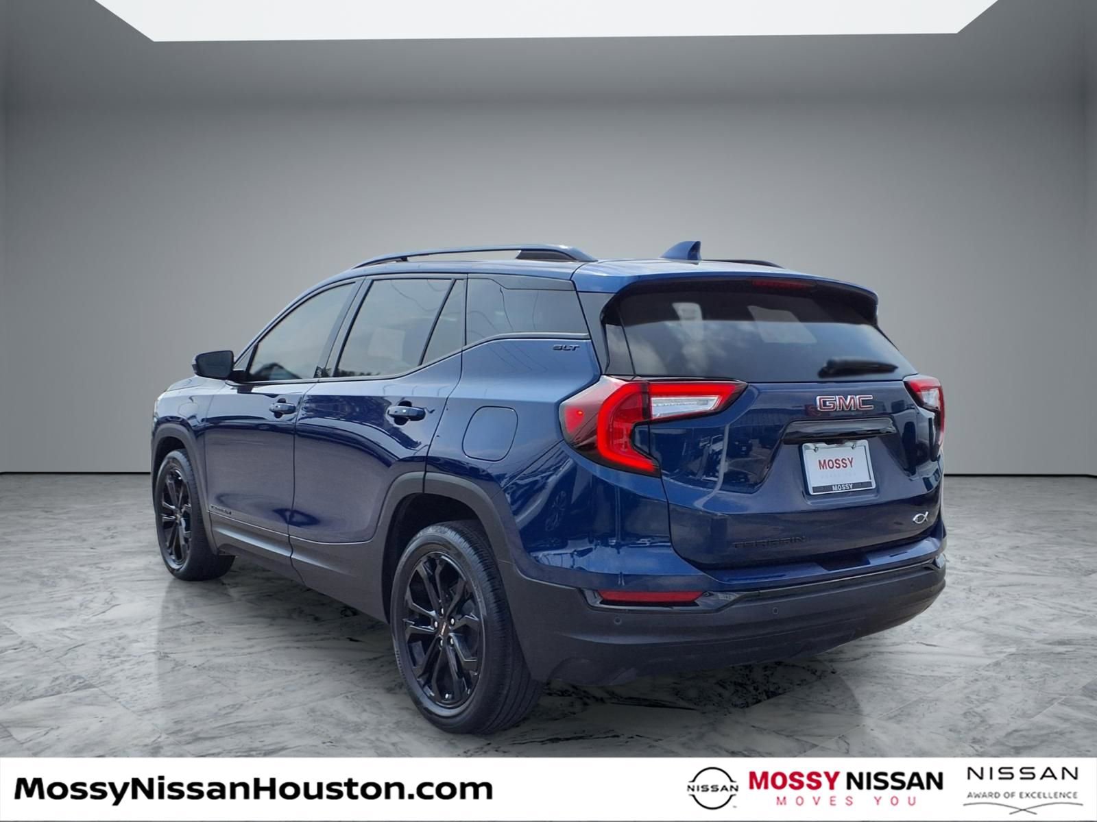 Used 2022 GMC Terrain SLT w/ Elevation Edition image 2