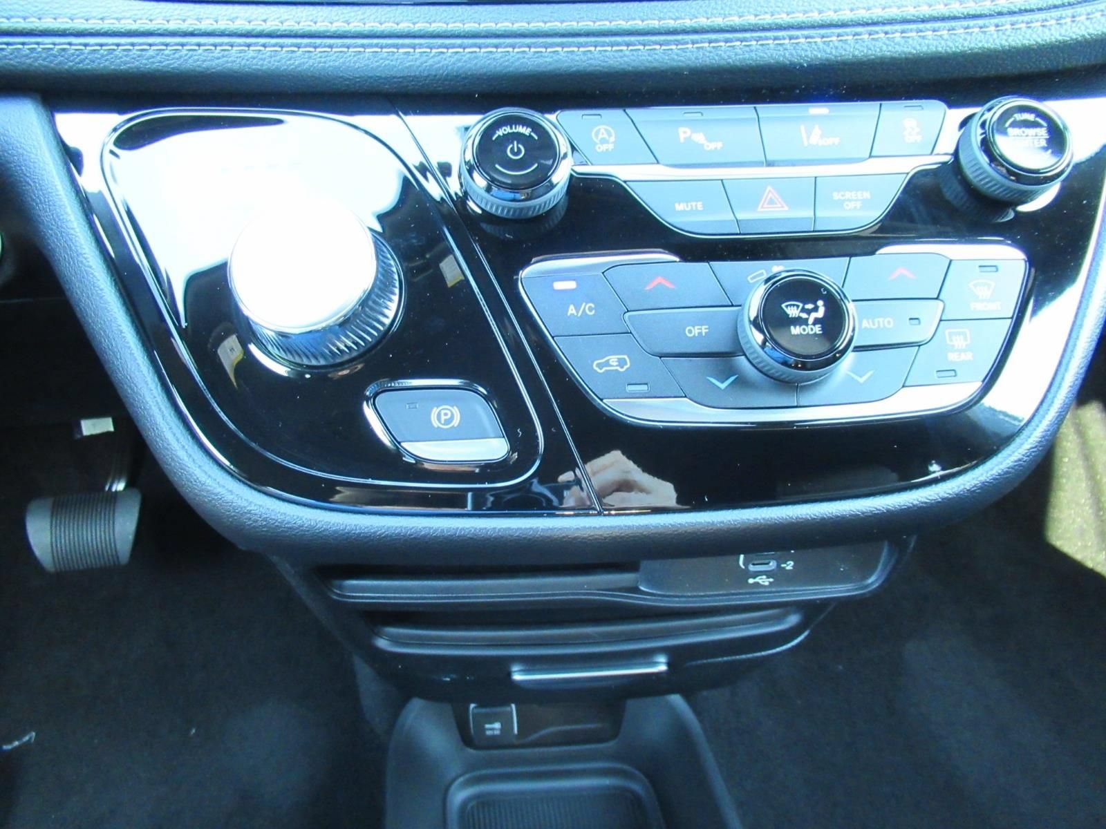 New 2027 Chrysler Pacifica Select FWD image 25