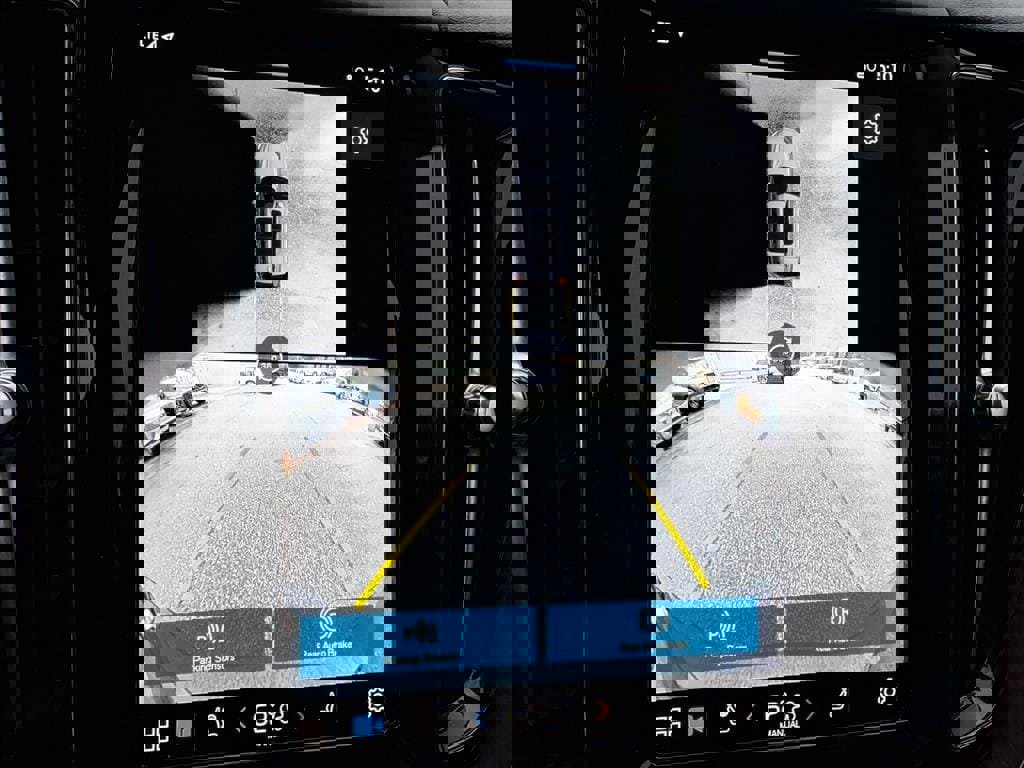 Used 2024 Volvo XC60 B5 Plus image 21