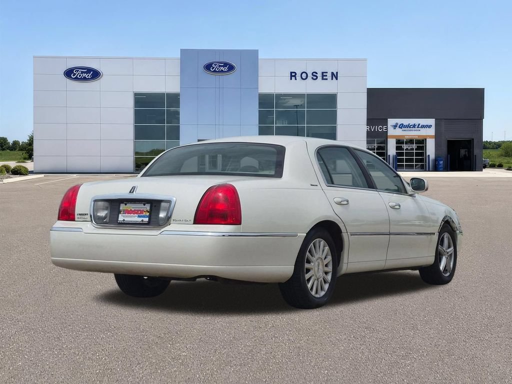 Used 2003 Lincoln Town Car Executive RWD image 3