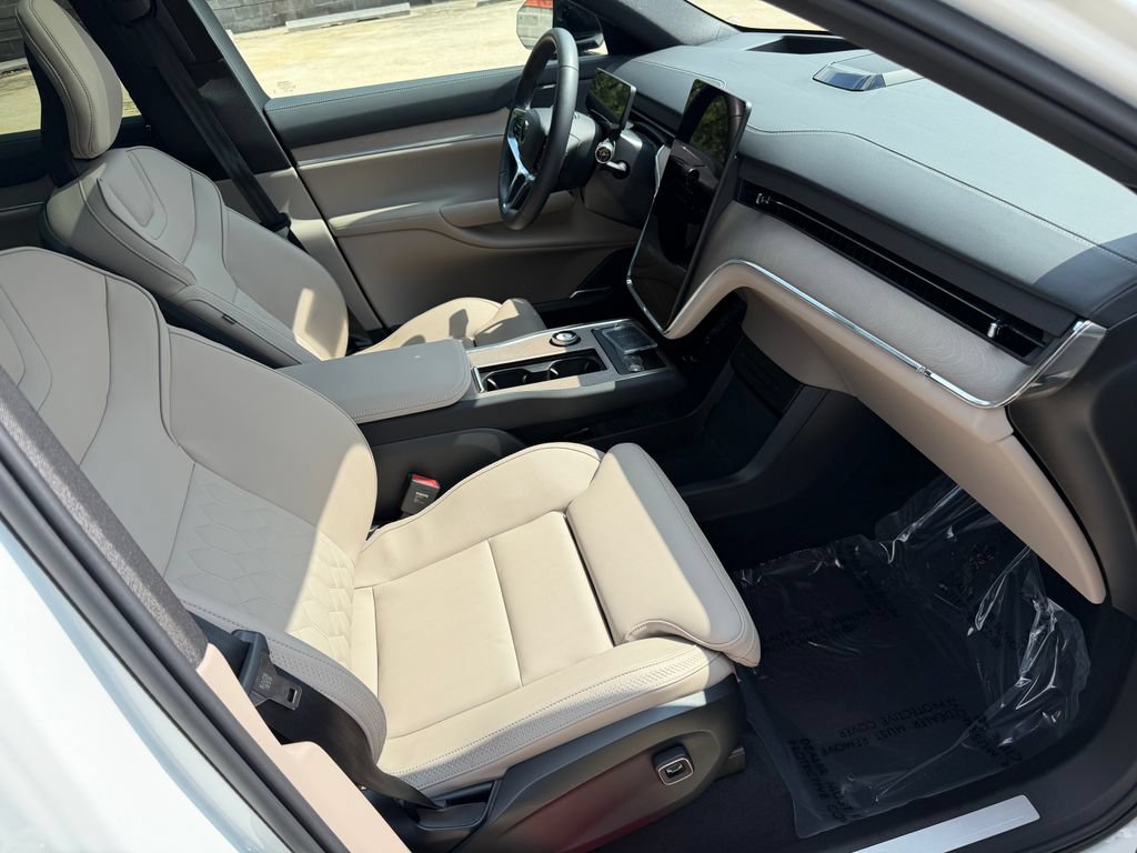 Certified 2025 Volvo EX90 Plus AWD/4WD image 23