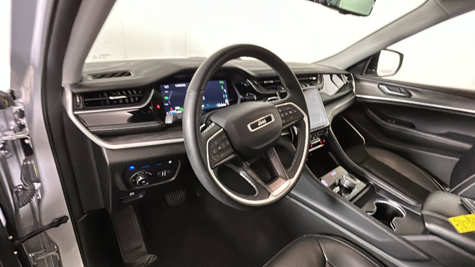 Used 2023 Jeep Grand Cherokee 4WD 4xe w/ Luxury Tech Group II image 17