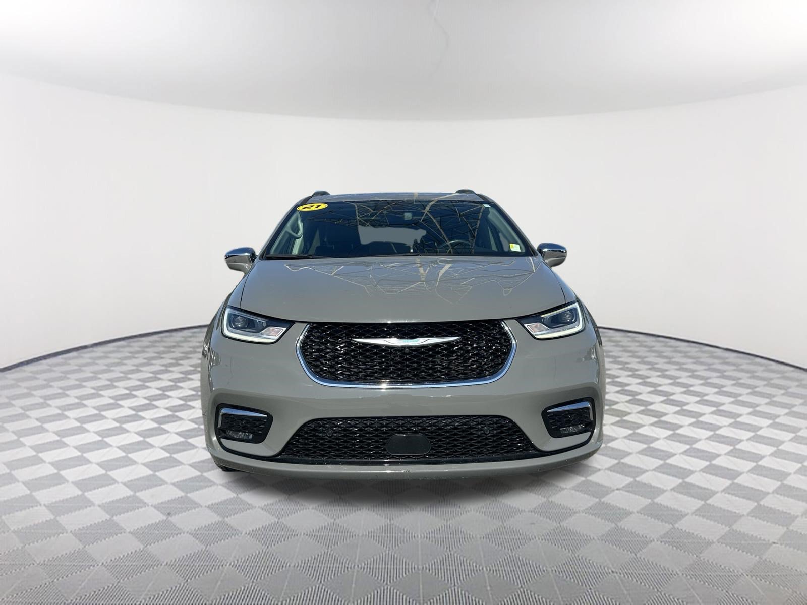 Used 2021 Chrysler Pacifica Limited w/ Uconnect Theater Family Group FWD image 2