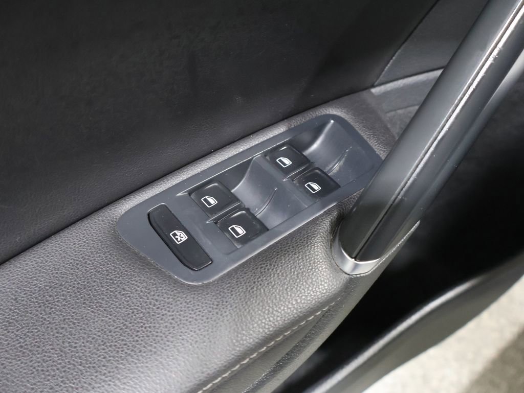 Used 2015 Volkswagen Golf S image 13