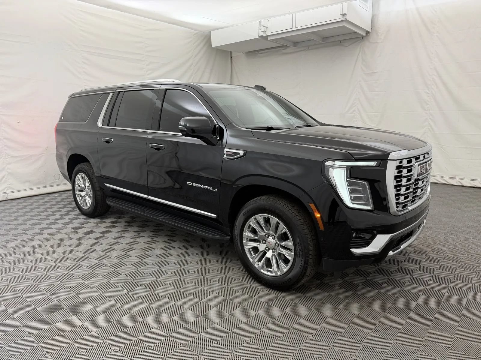 Used 2025 GMC Yukon XL Denali AWD/4WD image 4