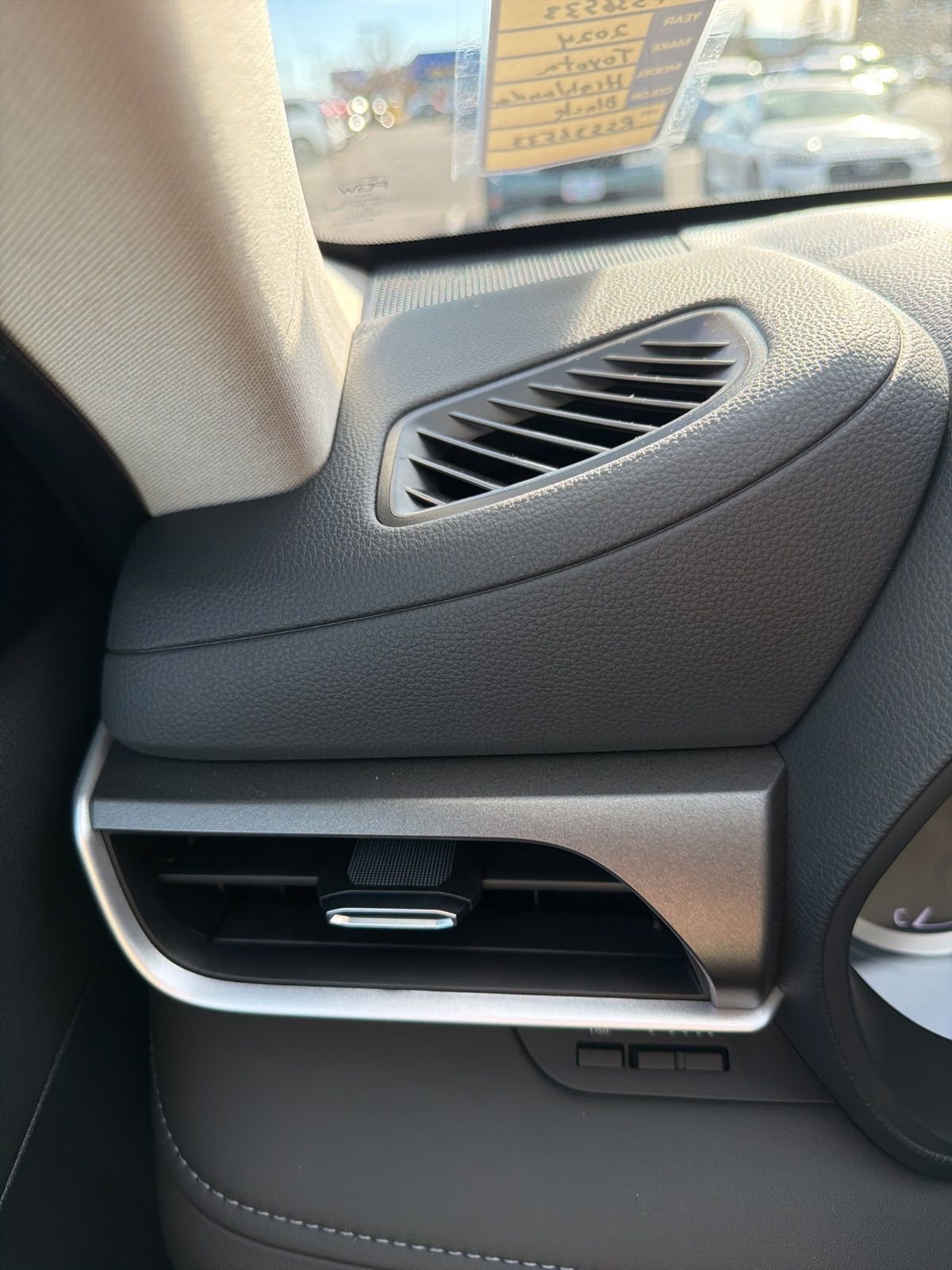 Used 2024 Toyota Highlander LE image 48