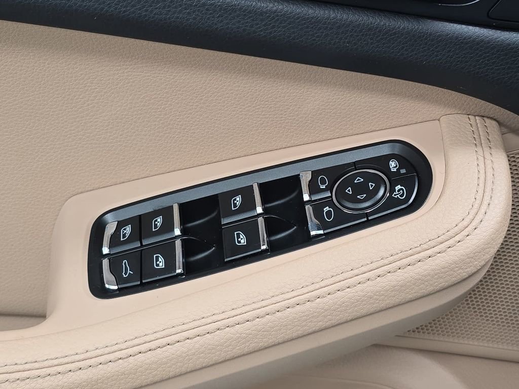 Used 2021 Porsche Macan AWD/4WD image 24