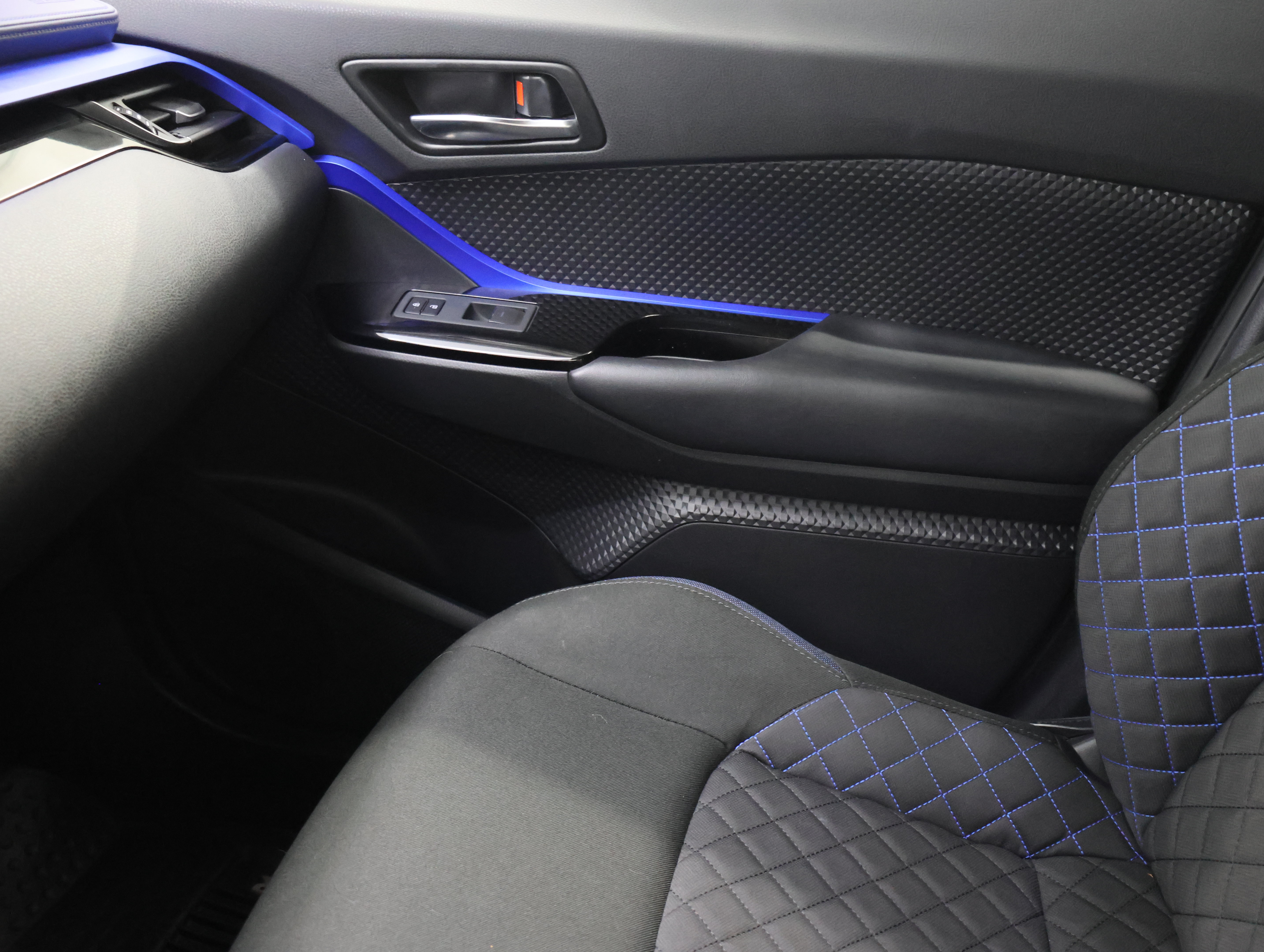 Used 2020 Toyota C-HR XLE FWD image 13