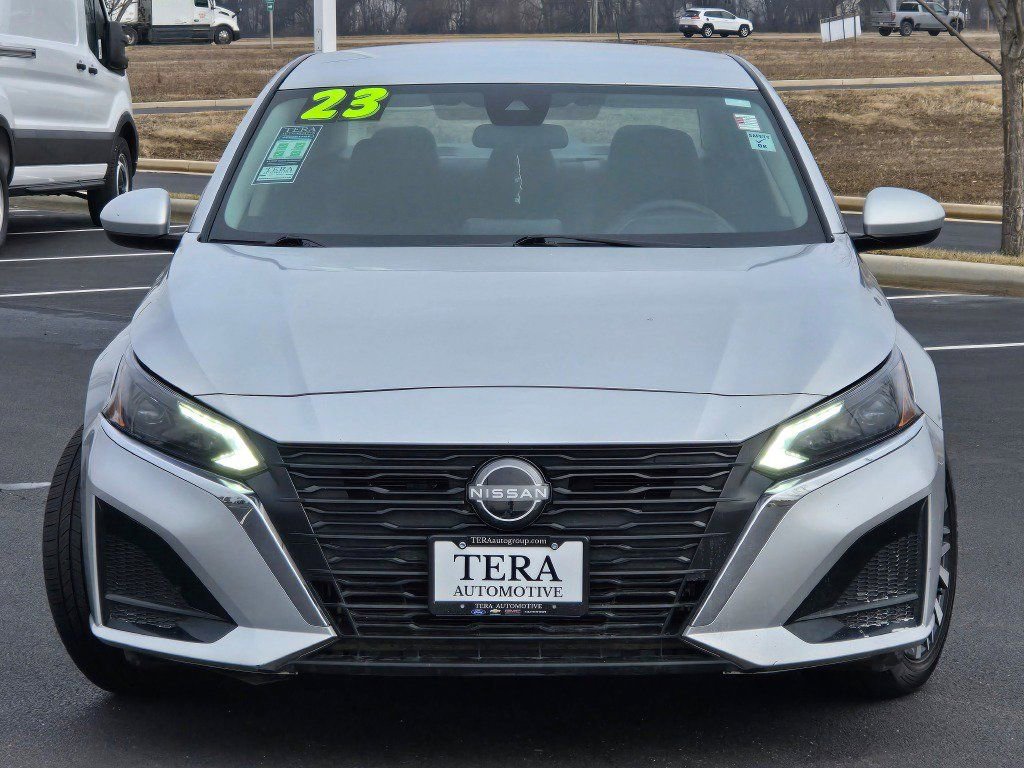 Used 2023 Nissan Altima 2.5 SV image 2