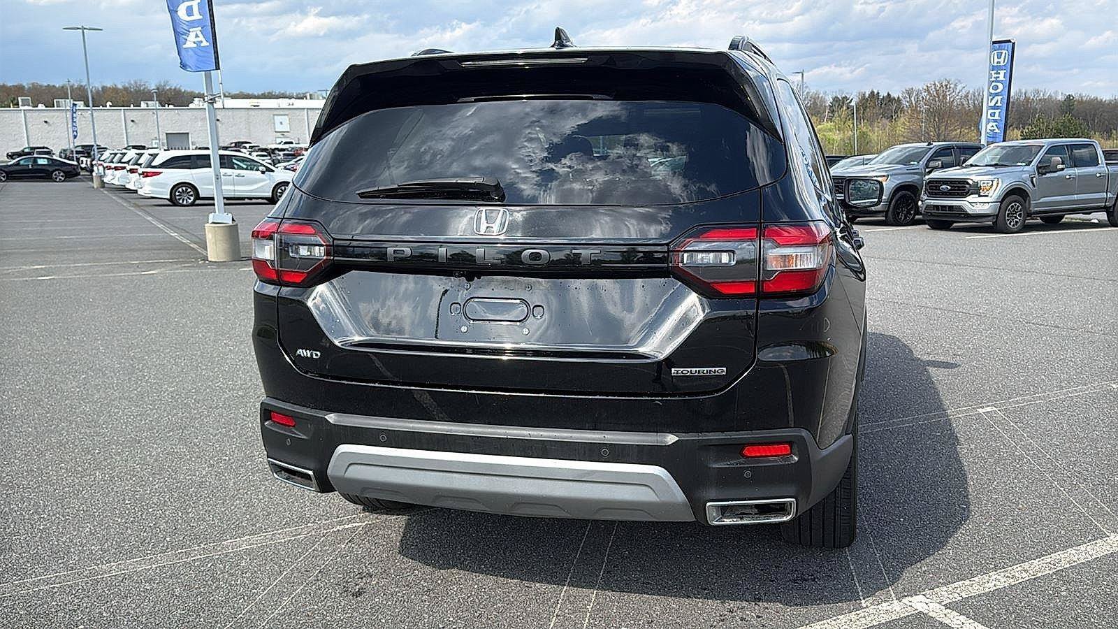 Certified 2025 Honda Pilot Touring image 6