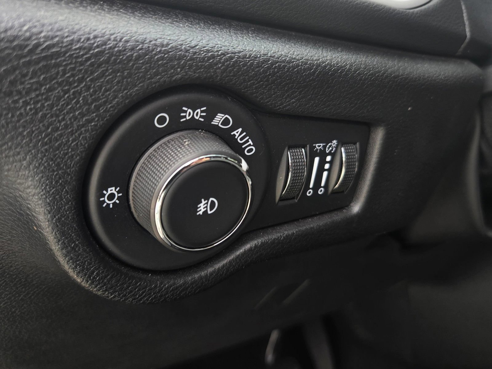 Used 2025 Chrysler Pacifica Select FWD image 18